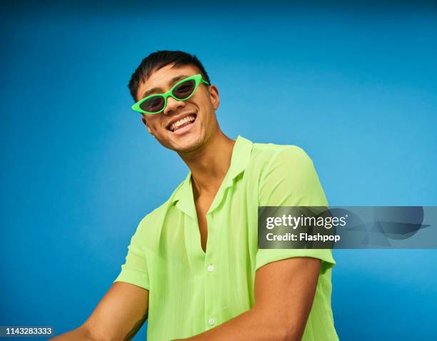 colourful studio portrait of a young man - groovy fotografías e imágenes de stock