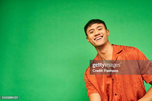 colourful studio portrait of a young man - 有色人種 個照片及圖片檔