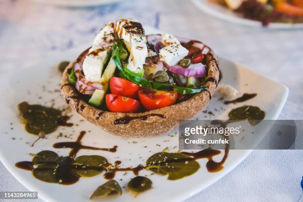 ensalada tradicional de santorini - kalamata olive fotografías e imágenes de stock