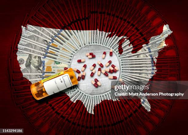 rx pharmacy prescription bottle of pills $100 usa v2 - obamacare foto e immagini stock