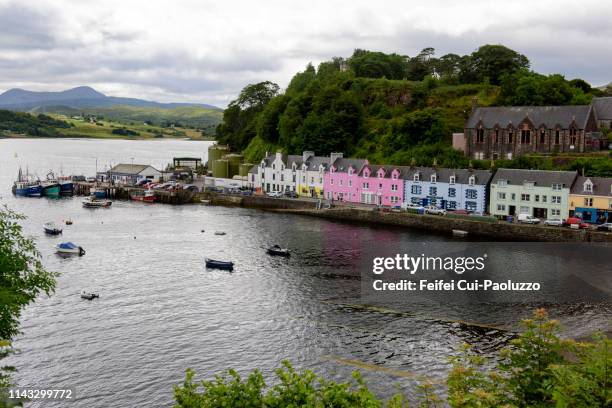 view on quayside and colorful building at portree, isle of skye, scotland - portree imagens e fotografias de stock