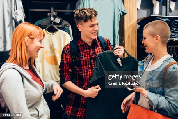 teenager-freunde kaufen kleidung - teenager boy shopping stock-fotos und bilder