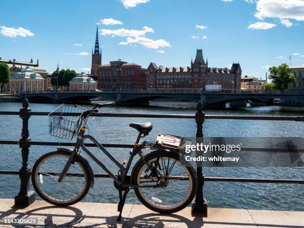 bicycle y riddarhuskajen en el centro de estocolmo - stockholm old town fotografías e imágenes de stock