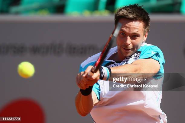 Robin Soederling of Sweden plays a backhand during the match between Maximo Gonzalez of Argentina and Robin Soederling of Sweden in the red group...