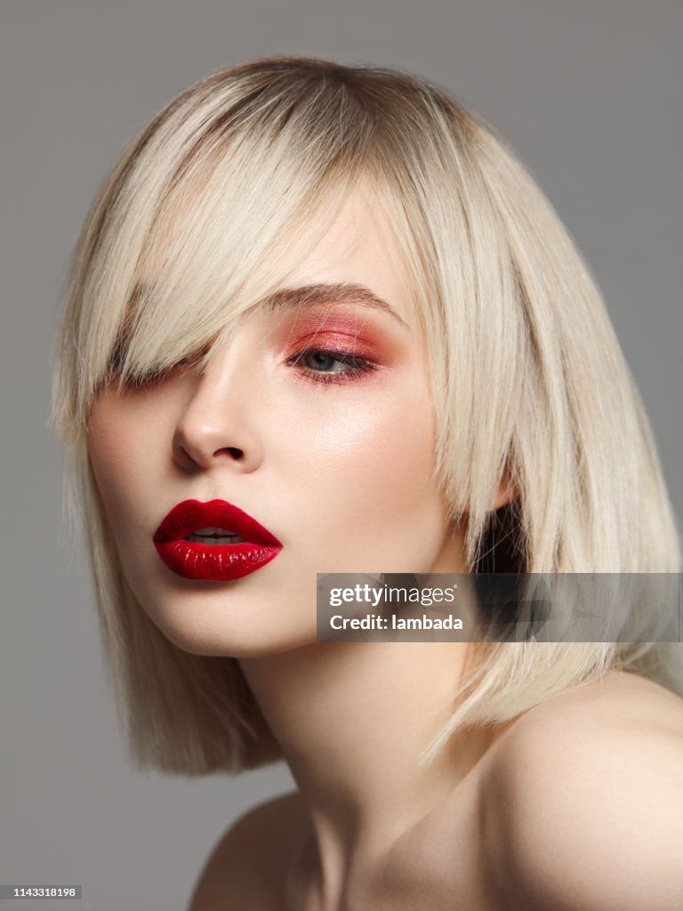 Hermosa mujer con maquillaje brillante