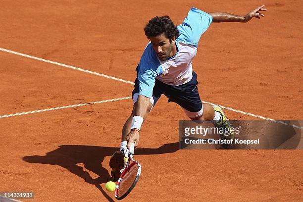 Maximo Gonzalez of Argentina plays a backhand during the match between Maximo Gonzalez of Argentina and Robin Soederling of Sweden in the red group...