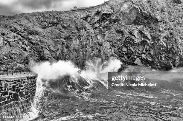 mullion cove, cornwall - cornovaglia - fotografias e filmes do acervo