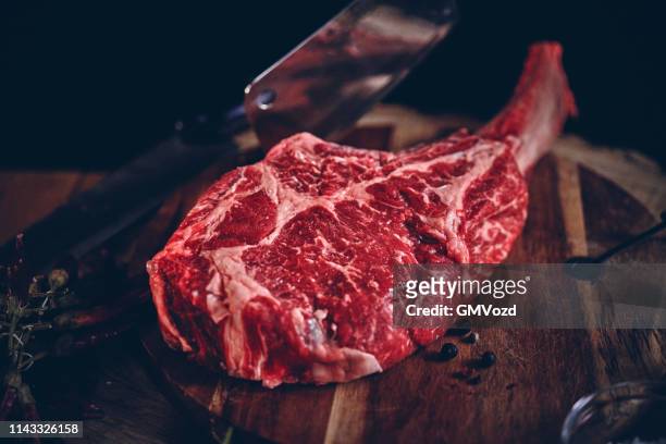 preparazione della bistecca tomahawk per barbecue - beef ribs foto e immagini stock