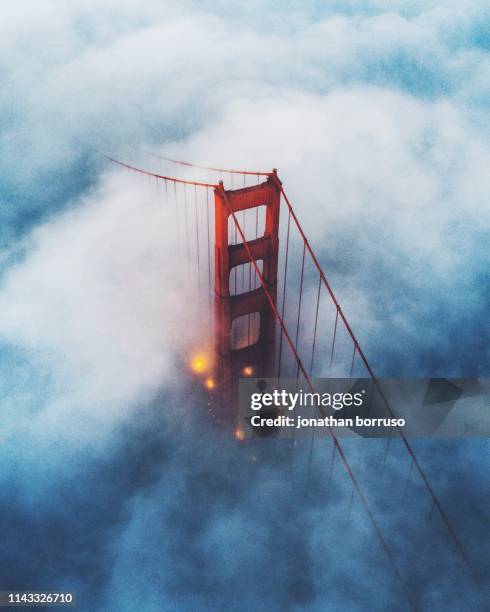 golden gate bridge foggy low - golden gate bridge city fog stock-fotos und bilder