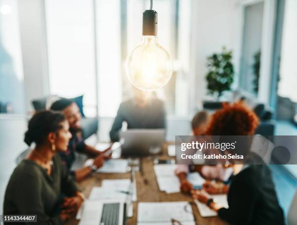 du bist eine begegnung weg von einer brillanten idee - büro arbeiten hintergrund unscharf stock-fotos und bilder