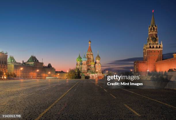 kremlin, saint basil's cathedral, and red square, moscow, russia - rode plein stockfoto's en -beelden