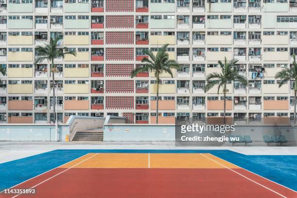 rainbow village in hong kong ,choi hung - street basketball stockfoto's en -beelden