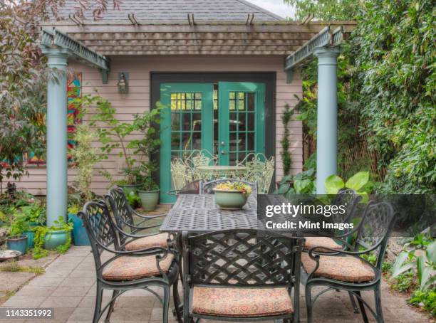 table and chairs in backyard garden - belvedere photos et images de collection