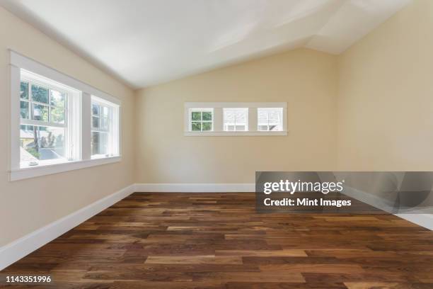 wooden floor in empty bedroom - 無人 個照片及圖片檔