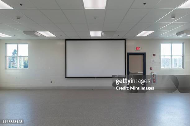 projector screen in empty animal training room - grand room stock pictures, royalty-free photos & images