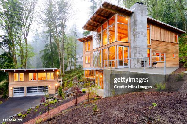 modern house in woods - pension stock-fotos und bilder