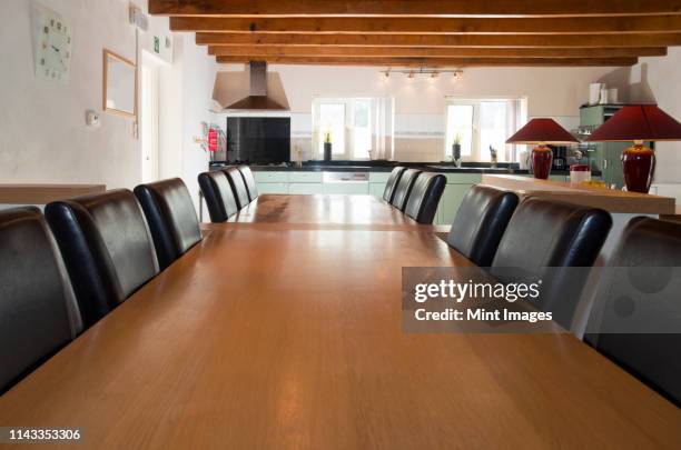 chairs at empty dining tables - largo longitud fotografías e imágenes de stock