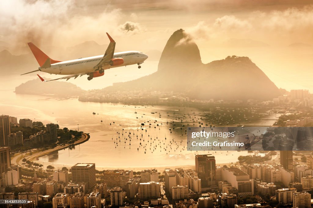 Vliegtuig vliegen over Rio de Janeiro Guanabara Bay met sugarloaf Mountain