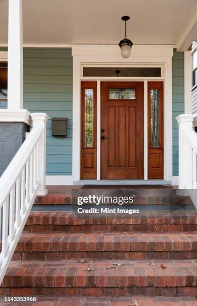 brick steps and front door of house - voordeur stockfoto's en -beelden