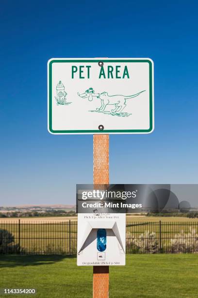 pet area sign in dog park - off leash dog park stock pictures, royalty-free photos & images