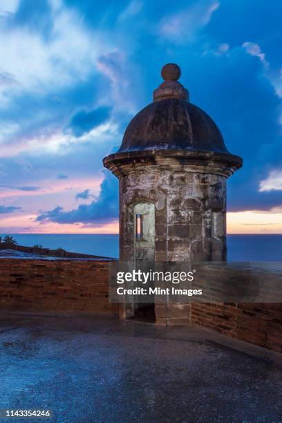 sentry nook on castle roof, castillo san cristobal, san juan, puerto rico - nook architecture ストックフォトと画像