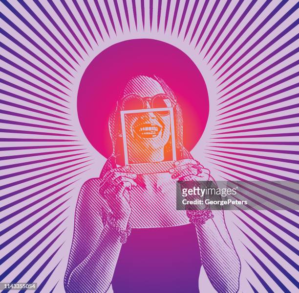 ilustraciones, imágenes clip art, dibujos animados e iconos de stock de mujer alegre enmarcando la sonrisa dentada con foto instantánea - fotos libres de derechos