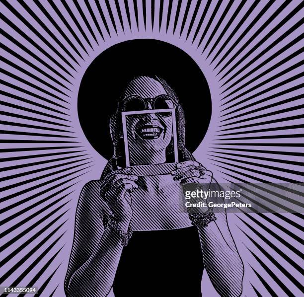 ilustraciones, imágenes clip art, dibujos animados e iconos de stock de mujer alegre enmarcando la sonrisa dentada con foto instantánea - fotos libres de derechos