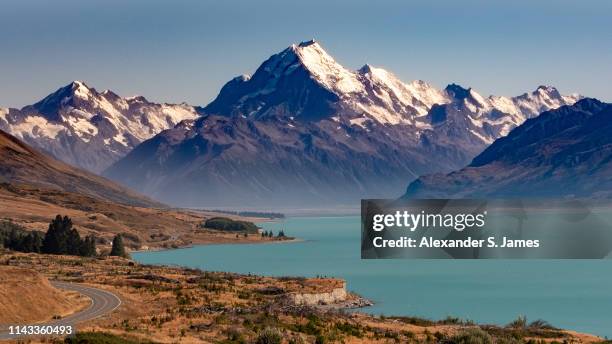 mount cook from a distance - lake pukaki stockfoto's en -beelden