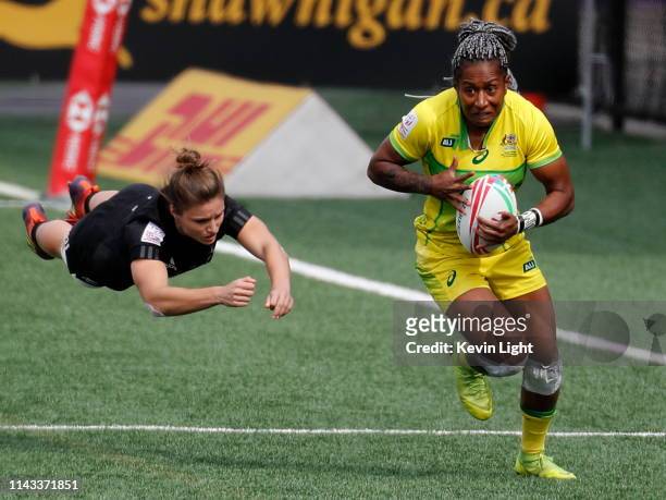 Ellia Green of Australia runs with the ball while being chased by Michaela Blyde of New Zealand during the HSBC World Rugby Sevens Series Gold medal...