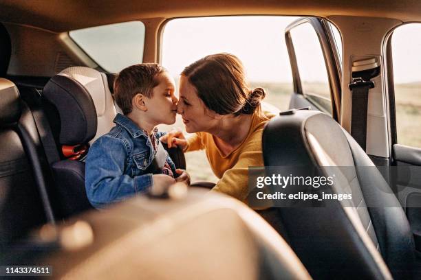 ¿a dónde quieres ir? - kids inside car fotografías e imágenes de stock