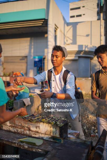asian friends buying local food at street market - daily life in manila imagens e fotografias de stock