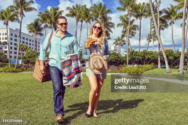 picnic couple perfect day in the tropics - west palm beach imagens e fotografias de stock