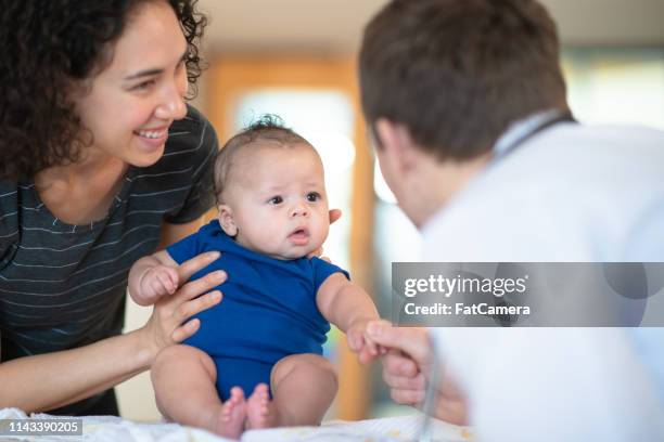 彼女の幼児を抱いている母 - male stomach ストックフォトと画像