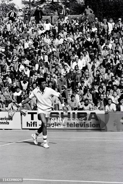 Américain Arthur Ashe renvoie la balle le 04 juin 1976, lors des Internationaux de France de tennis au stade Roland Garros à Paris. Ashe a remporté...