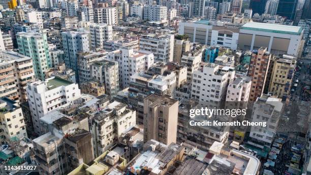 los disparos de hong kong drone - perspectiva desde un avión fotografías e imágenes de stock