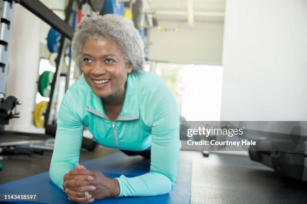 oberafrikanische amerikanerin in einem fitnesscenter - eine seniorin allein stock-fotos und bilder