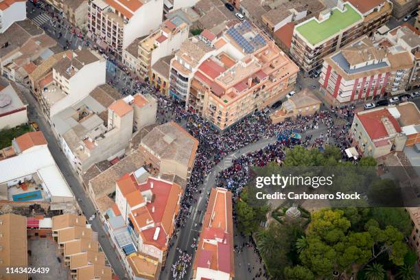 vista aérea del encuentro entre jesucristo y la virgen gloriosa de la semana santa de jumilla, murcia, españa. - la fete stockfoto's en -beelden