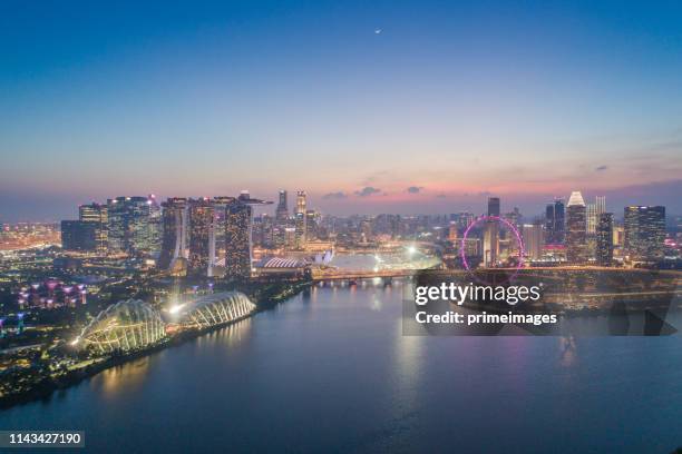 vista aérea panorâmico da skyline de singapore e da baía do porto, o porto é o centro da economia em singapore, lá é aqui todo o edifício de todo o banco e seguro dos majors. - singapore flyer - fotografias e filmes do acervo