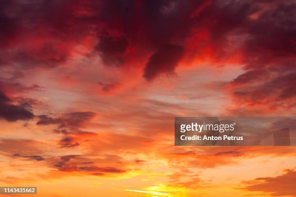 beautiful sunset sky. natural background - rouge photos et images de collection