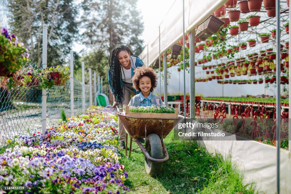 Madre y hija jardinería