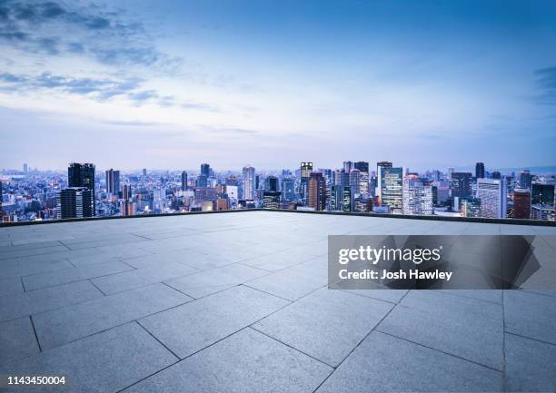 city rooftop viewing platform - rooftop at night stock pictures, royalty-free photos & images