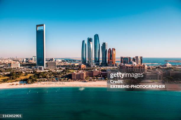 de beroemde wolkenkrabbers van abu dhabi die van een helikopter boven een centrum gebied worden gevangen - abu dhabi stockfoto's en -beelden