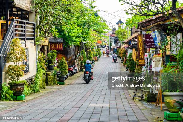 巴厘島, 烏布的中心街道之一, 到處都是酒吧、餐館和商店。 - bali 個照片及圖片檔