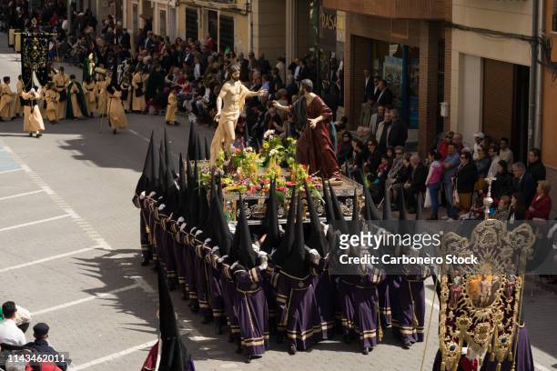 grupo de mujeres nazarenas anderas llevando un trono a hombros, en la semana santa de jumilla. - hombros bildbanksfoton och bilder