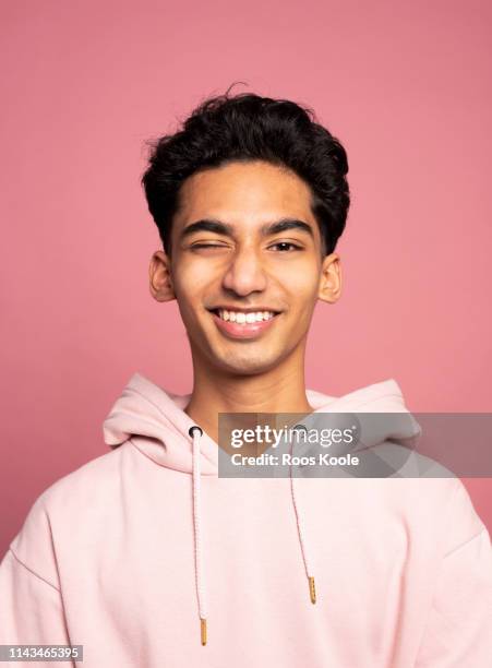 portrait of a young man - fondo con color fotografías e imágenes de stock