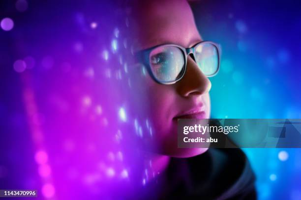 bläddra i en virtuell värld - futuristisk bildbanksfoton och bilder