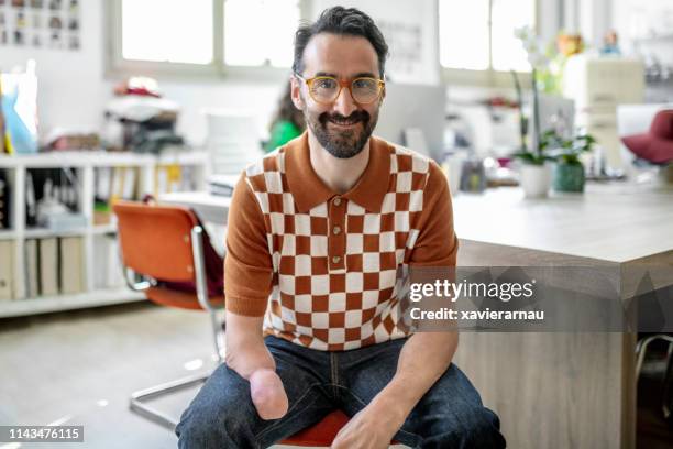 retrato do homem de negócios deficiente de sorriso no escritório - visual impairment - fotografias e filmes do acervo