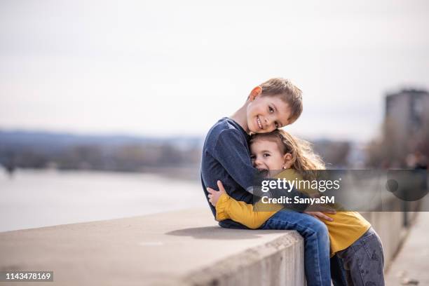 liefde tussen broer en zus - brother and sister stockfoto's en -beelden