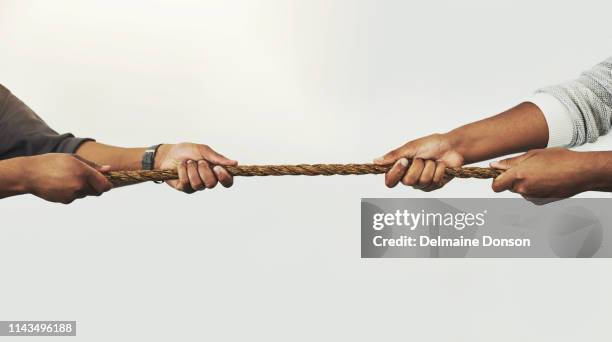 lasst die spiele beginnen! - tauziehen stock-fotos und bilder