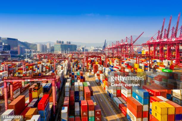 vrachtterminal in hong kong - harbour stockfoto's en -beelden